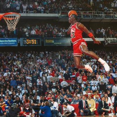 Michael Jordan salta slam dunk